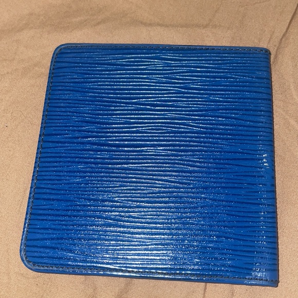 Minor discoloring but in great shape - Picture 5 of 5